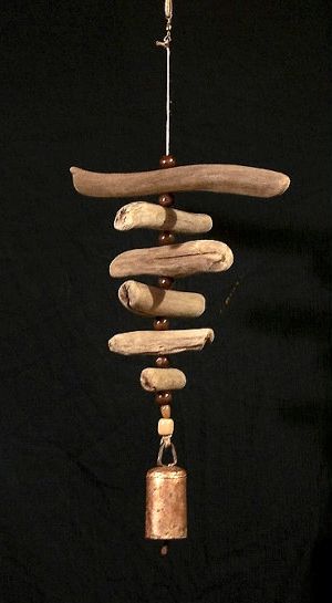 Drift Wood Chimes Diy, Sea Wood Diy Driftwood Projects, Diy Driftwood Windchimes, Driftwood Chimes Diy, Rock Wind Chimes Diy, Wind Bells Ideas, Things To Make With Driftwood, Drift Wood Wind Chimes, Driftwood Hanging Art