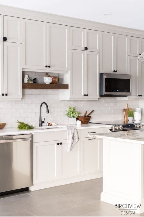 Shaker Style Cabinets Bathroom, White Kitchen Shaker Cabinets, Kitchen Beige Floor, Kitchen 2025, Kitchen Island With Stove, Kitchen Beige, Modern White Kitchen, Ikea Kitchens, Off White Cabinets