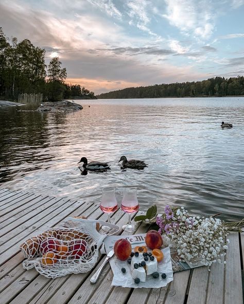 Romantic Picnic Ideas, Date Flowers, East Coast Aesthetic, East Coast Style, Romantic Picnic, Sunset Dinner, Flowers Wine, Lake Living, Relaxing Moments