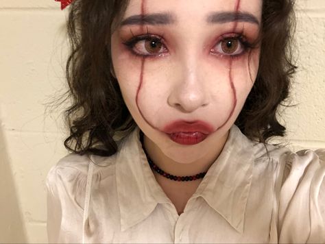 Pennywise costume Penniwyse Costume, Pennywise Costume Makeup, Female Pennywise Makeup, Halloween Makeup Pennywise, Scream Queens Halloween Costume, Pennywise Halloween Makeup, Scream Makeup, Pennywise Halloween Costume, Pennywise Makeup