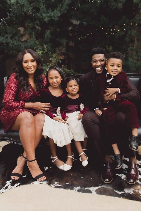 Black Family Christmas Pictures Outfits, Glam Family Photoshoot, Transformation Church, Family Christmas Pictures Outfits, Christmas Pictures Outfits, Family Portrait Outfits, Family Photo Colors, Christmas Family Photoshoot, Michael Todd