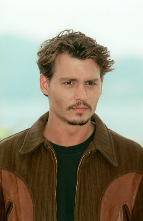 00s Mens Hair, Johnny Depp Haircut 90s, Anchor Beard Style, Johnny Depp Short Hair, Johnny Depp Beard, Johnny Depp Haircut, Johnny Depp Hair, Shirt Hair Cuts, Widows Peak Hairstyles