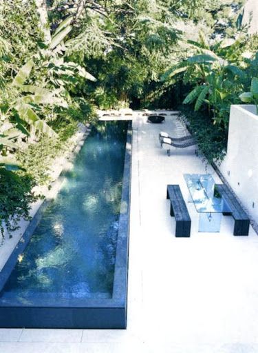 pinned by barefootstyling.com Small modern backyard pool. Raised Pools, Kleiner Pool Design, Moderne Pools, Piscina Interior, Small Swimming Pools, Small Pool Design, Modern Pools, Living Modern, Small Pools