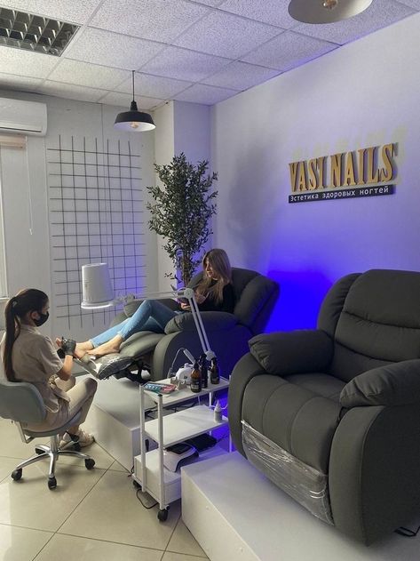 Massage Room Design, Pedicure Station, Nail Salon Interior Design, Nail Salon Interior, Beauty Room Salon, Spa Interior Design, Beauty Salon Furniture, Sofa Recliner, Hair Salon Interior