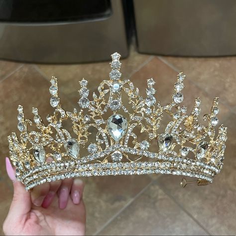 Never Worn - Gold Gothic Style Tiara! Beautiful Accents - Great For Wedding Or Costumes! Crowns Quinceanera, Gold Quinceanera Decorations, Gold Crowns, Wedding Crown Gold, Gold Dress Birthday, Crown Quinceanera, Sweet 16 Gold Theme, Quince Tiaras, Tiara Gold