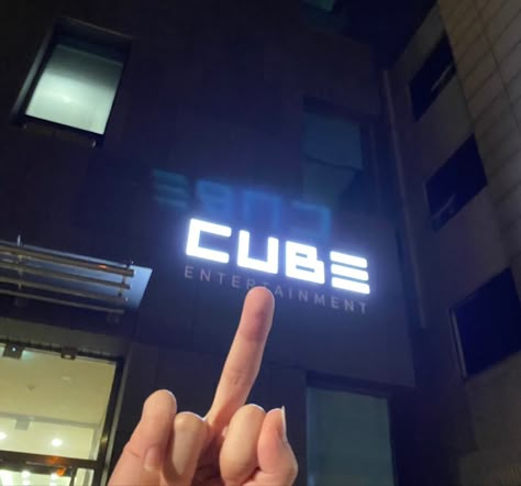 Gidle Soojin, Cube Entertainment, G I Dle, Kpop Memes, Reaction Pictures, K Pop, Mini Albums, Peace Gesture, Funny Jokes