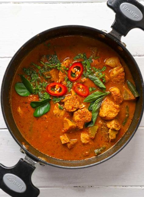 I am sharing a Thai Red Curry Recipe with chicken made from homemade red curry paste that you can store for a month. Thai Red Curry Recipe, Red Curry Recipe, Red Thai Curry, Food Thai, Recipe With Chicken, Ginger Green Beans, Red Curry Chicken, Thai Soup, Red Thai