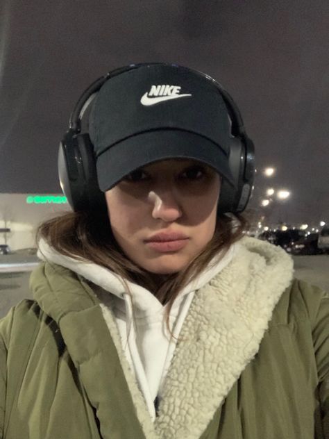 Winter fashion Nike Cap Outfit, Headphone Outfit, Nike Cap, Cap Outfit, Casual College Outfits, College Outfits, Winter Fashion, Headphones, Nike