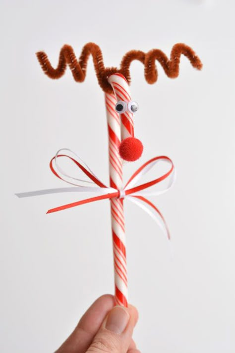 Do you remember making these Rudolph candy canes when you were a kid?! They're so cute and SO EASY! What a great holiday craft to do with the kids! Christmas Candy Crafts, How To Make Candy, Candy Cane Reindeer, Candy Cane Crafts, Christmas Candy Gifts, Reindeer Craft, Candy Cane Christmas, Candy Crafts, Easy Christmas Crafts