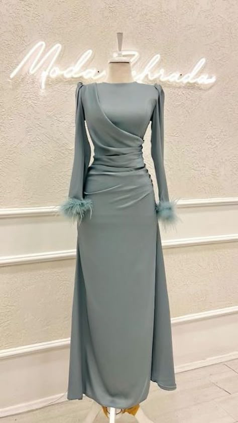 Hijabi Bridesmaid Dresses, Braidsmaid Dresses, Elegant Silk Dresses, Prom Inspo, Soiree Dress, Fasion Outfits, Fancy Dresses Long, Women Dresses Classy, Modest Dresses Casual