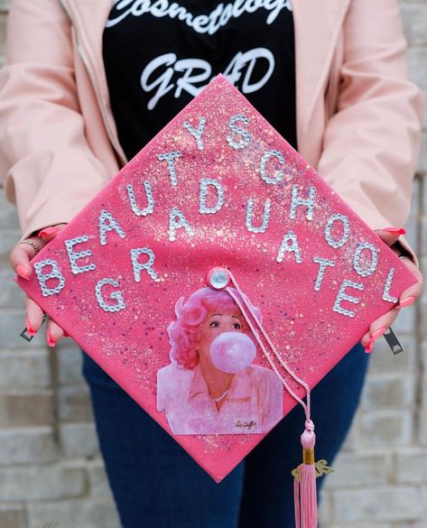 Beauty School Graduation Cap Inspo! 📷 (IG): @lasmanitasmagicas_ #CosmetologySchool #GradCap #GraduationCap #CosmetologyGrad #GraduationCapDesign Cosmetology School Quotes, Nail Tech Graduation Cap Ideas, Esthetician Graduation Cap Ideas, Beauty School Cap Ideas, Hairstylist Graduation Cap Ideas, Cap Decoration Graduation Cosmetology, Cosmetology School Graduation Cap, Graduation Esthetics, Nail Tech Graduation Cap