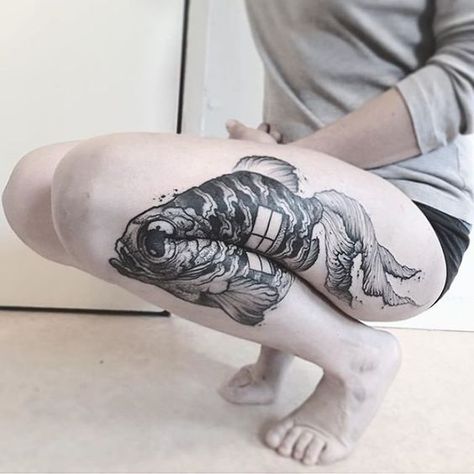 10 Genius Tattoos That Reveal All Their Glory Only After You Extend Your Legs Or Arms | Bored Panda 22 Tattoo, French Tattoo, Optical Illusion Tattoo, Hidden Tattoos, Clever Tattoos, Elbow Tattoos, Tattoos Geometric, Geniale Tattoos, Knee Tattoo