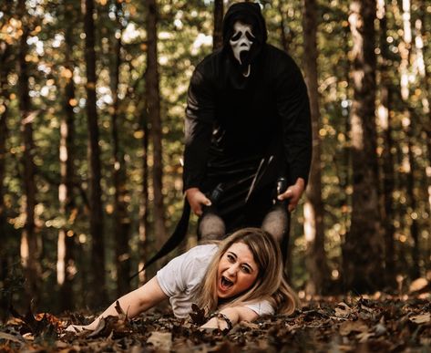 Scary Halloween Couple Photoshoot, Couples Bourdier Photoshoot Halloween, Creepy Halloween Photoshoot, Michael Myers Photoshoot Couples, 80s Slasher Photoshoot, Scream Halloween Photoshoot, Ghostface Photoshoot Friends, Friday The 13th Photoshoot, Scary Halloween Photoshoot