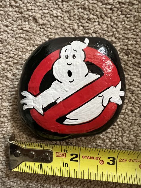 Horror Movie Rock Painting, Movie Painted Rocks, Disney Rock Painting Ideas Easy, Rock Painting Cartoon Characters, Minecraft Painted Rocks, Cartoon Painted Rocks, Star Wars Painted Rocks, Disney Painted Rocks, Disney Rock Painting Ideas