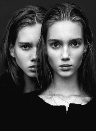 Cecilie Moosgaard, Amalie Moosgaard, 숲 사진, Twins Posing, Fashion Fotografie, Twin Photography, Sisters Photoshoot Poses, Sister Photography, Sisters Photoshoot