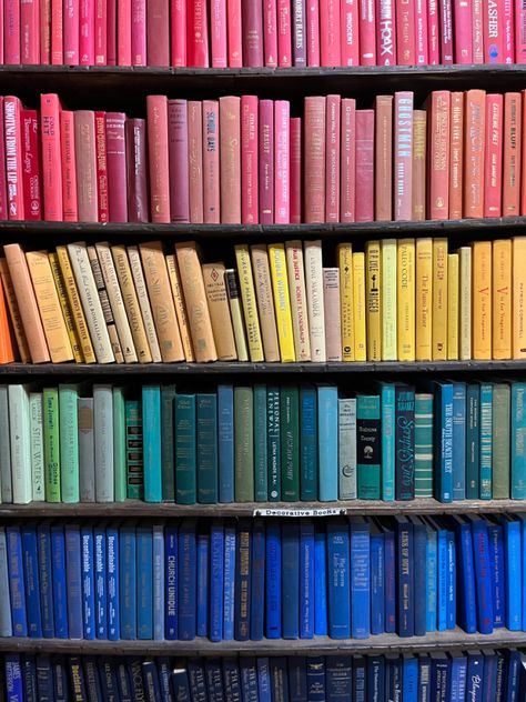 Bookshelves By Color, Colorful Library Aesthetic, Bookshelves Background, Colourful Bookshelf, Colored Library, Rainbow Bookshelves, Preppy Books, Rainbow Bookshelf, Colorful Bookshelf