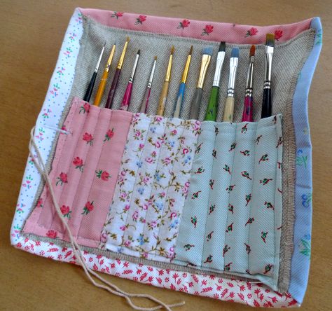 DIY paintbrush holder Paintbrush Holder Diy, Diy Paintbrush Holder, Diy Paintbrush, Paintbrush Holder, Makeup Cases, Paint Brush Holders, Emo Stuff, Makeup Holder, Candy Hearts