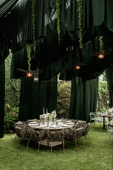 Black And Wood Wedding Theme, Green Draping Wedding, Black Garden Wedding, Villa Bokeh Wedding, Black And Green Decorations Party, Outdoor Tent Decorations, Dark Theme Wedding, Black Tablescape, Unique Event Decor