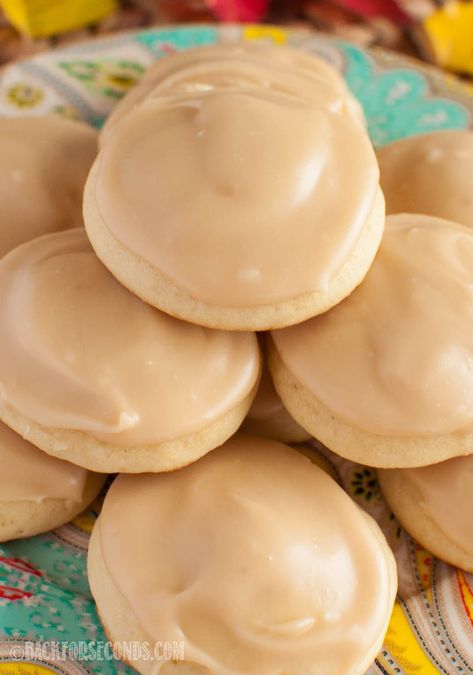 Maple Cookies with Maple Icing are perfectly nostalgic and alltogether delicious! Soft, fluffy cookies with an irresistible cooked maple icing! Perfect for the holidays! Maple Dessert Recipes, Maple Cookies Recipe, Icing For Cookies, Fluffy Cookies, Flavored Icing, Maple Desserts, Maple Icing, Maple Cookies, Maple Recipes