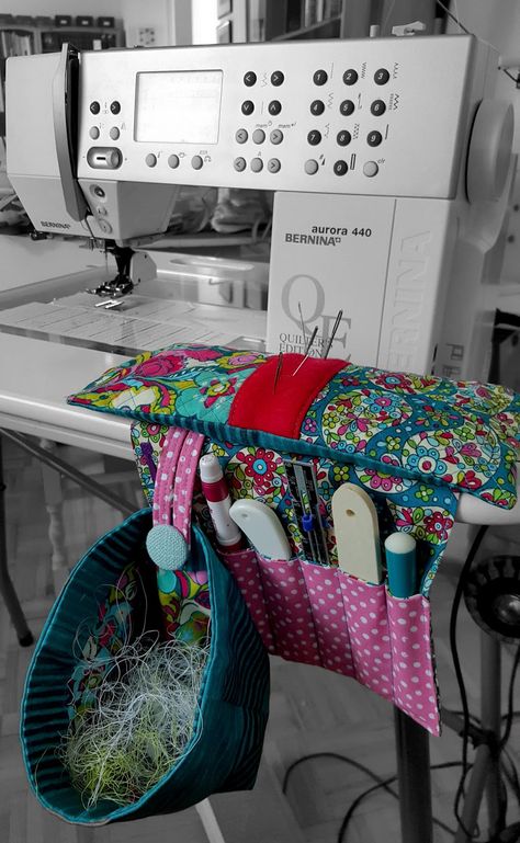 Sewing Tools Organizer, Thread Catcher, Sewing Machine Cover, Sewing Room Organization, Sew Ins, Trendy Sewing, Costura Diy, Techniques Couture, Sewing Rooms