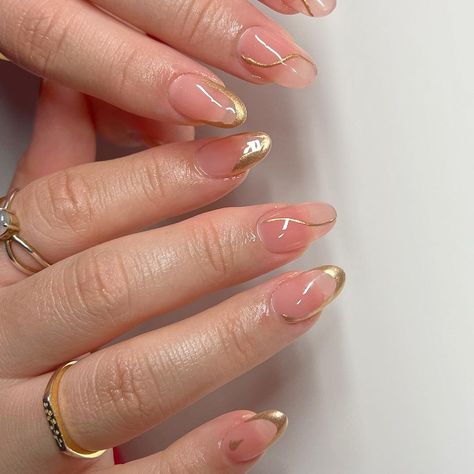 Gold Details Nails, Gold Detailed Nails, Nails With Gold Detail, Simple Gold Nails, Gold Detail Nails, Short Gold Nails, Gel Nails Gold, Gold Nails Ideas, Titanium Nails