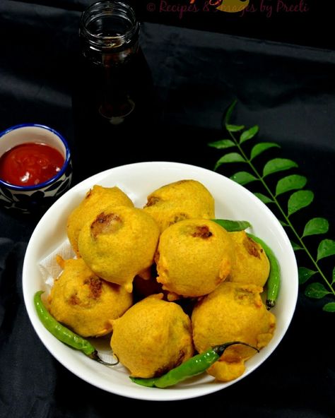 Potato Vada ^ Aloo Bonda   http://www.simplytadka.com/2017/07/aloo-bonda-potato-bonda-batata-vada.html  #simplytadka #foodphotography #indianfood #gramflour #recipeoftheday #foodblogging Spicy Chutney, Batata Vada, Delicious Food Image, Potato Filling, Vada Recipe, Potatoes And Onions, Indian Veg Recipes, Regional Food, Gram Flour