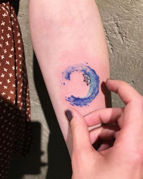 Super circular shaped wave and mini paper boat in this minimal watercolor forearm tattoo. Boat Tattoo, Origami Tattoo, Tattoo Diy, Forearm Tattoo Design, Disney Tattoo, Geniale Tattoos, Waves Tattoo, Tattoo Life, Best Tattoo Designs