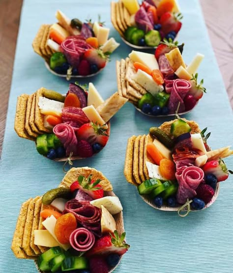 Easy Affordable Party Food, Best Finger Foods For Wedding, Hot Day Snack Ideas, Rehearsal Dinner Charcuterie, Food Cup Ideas, To Go Charcuterie Cups, Light Bites For Party, Chicken Party Appetizers, Charcuterie Board In A Cup