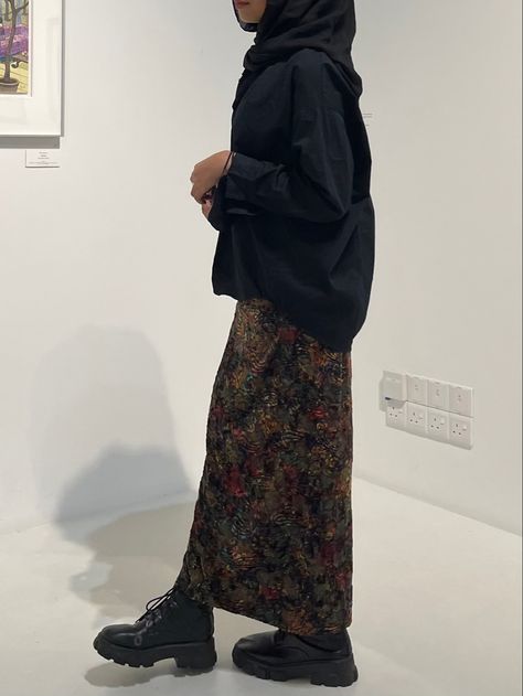 Long Skirt Platform Boots, Long Cargo Skirt Outfit Hijab, Boots And Long Skirt Outfit, Hijab Boots Outfit, Outfit With Skirt Hijab, Hoodie With Long Skirt, Indie Outfits Skirt, Skirt With Platform Boots, Long Skirt Outfits Modest