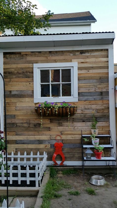 Pallet Siding, Pallet Structures, Shed Siding Ideas, Shed Wall Ideas, Painting Shed, She Shed Diy, 6x8 Shed, Pallet Coop, Outdoor Siding