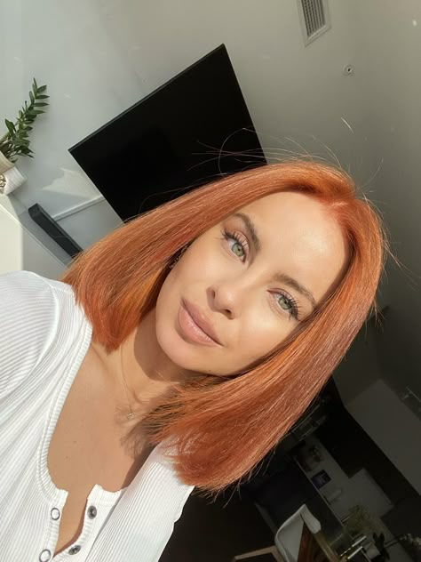 Copper Hair Green Eyes Makeup, Green Eyes Orange Hair, Short Orange Brown Hair, Red Hair Color Green Eyes, Short Light Copper Hair, Makeup For Ginger Hair Green Eyes, Long Copper Bob, Copper Brown Hair Green Eyes, Red Copper Hair Color Short