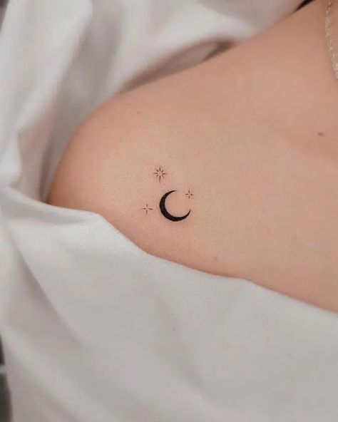 20+ Small Meaningful Tattoos That Pack a Powerful Punch Star Tattoos Behind Ear, Small Lotus Flower Tattoo, Cute Matching Tattoos, Small Matching Tattoos, Famous Tattoo Artists, Small Shoulder Tattoos, Tatoo Inspiration, Crescent Moon Tattoo, Divine Protection