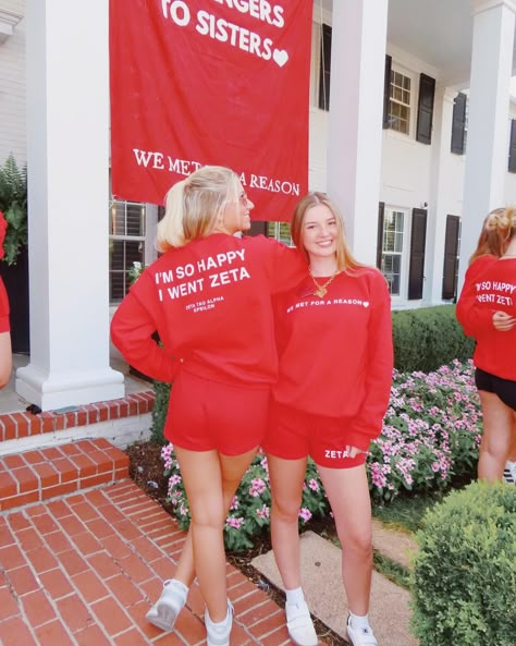 YOU feel like home to me♥️. From strangers to sisters, I’m SO glad we met. This sisterhood is for life, Zeta Love is SO SO evident!! 💌 Thank you Epsilon for the friendships that will last FOREVER. + #TAGASIS who turned from a stranger to a sister!❤️ #STRANGERSTOSISTERS #IMSOHAPPYWEMET Sorority Work Week, Panhellenic Recruitment, Sorority Socials, Sorority Poses, Recruitment Themes, Sorority Sisterhood, Sweat Sets, Bid Day Themes, Fun Fall Activities