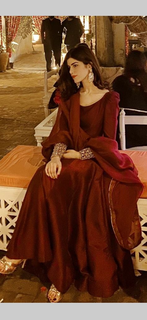 Maroon Long Dress Indian, Maroon Desi Outfit, Red Chiffon Dress Pakistani, Simple Red Wedding Dress Pakistani, Maroon Gowns For Wedding, Maroon Desi Dress, Maroon Indian Dress, Red And Maroon Outfit, Red Eid Outfit