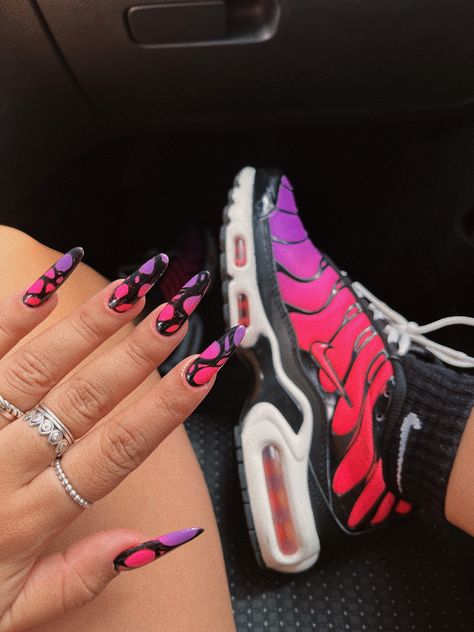 Nike Air Max Tn Outfit, Nike Tn Shoes, Nike Rosa, Nike Airmax Plus, Nike Fashion Shoes, Shoe Nails, Fitness Activewear, Pretty Shoes Sneakers, Nike Tn