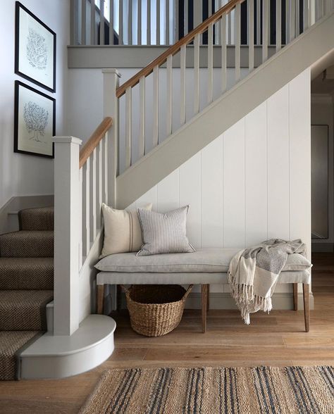 Jojo Barr | House Nine Design on Instagram: “I’m pretty certain I’ve ever felt this festive and seasonal before. I have an overwhelming urge to go really OTT. Not sure if it’s the fact…” Half Wall Ideas, Interior Stair Railing, Hallway Landing, Hall Entrance, Stairs Landing, Joinery Design, Staircase Makeover, Stairs Ideas, Hall Stairs