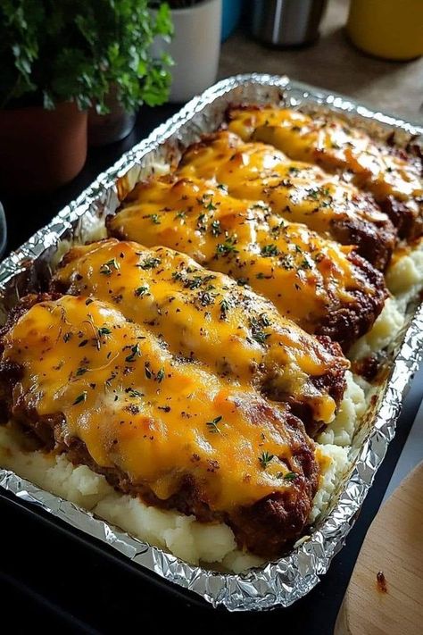 Smooth Mashed Potatoes, Cheesy Meatloaf, Delicious Meatloaf, Filling Dinner, Comfort Dishes, Grandmas Recipes, Crusted Chicken, Mouthwatering Recipes, Creamy Mashed Potatoes