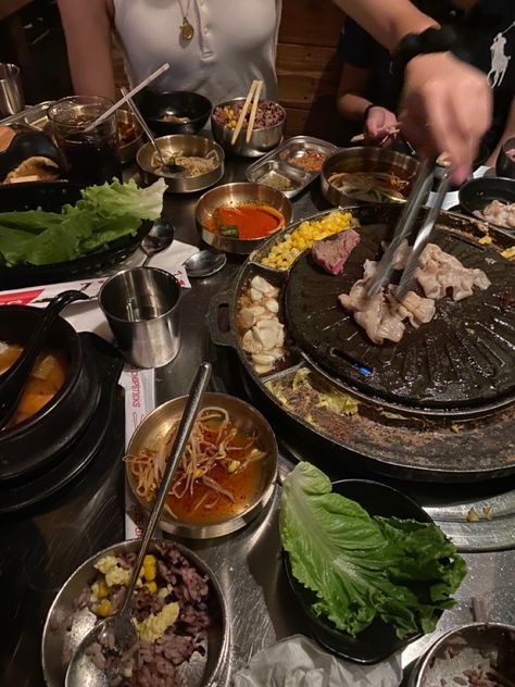 Samgyupsal With Friends, Kbbq Korean Aesthetic, Kbbq Korean, Girl Cooking, Korean Bbq, Desert Recipes, Shrek, Food Obsession, Korean Food