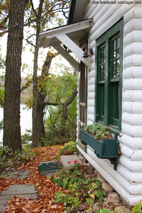 Camp cottage Camping In Wisconsin, White Log Cabin, Log Cabin Exterior, Wisconsin Camping, Lake Houses Exterior, Patio Grande, Cottage Lake, Lakeside Cottage, Cabin Exterior