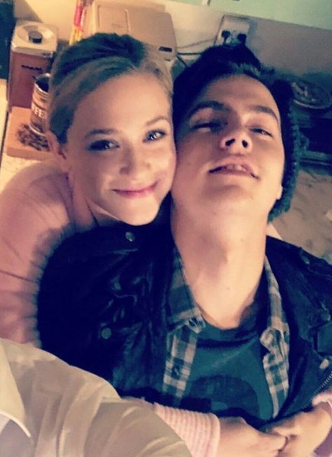 riverdale cole sprouse and lili reinhart Sprouse Cole, Riverdale Betty And Jughead, Cole Sprouse Aesthetic, Cole Sprouse Hot, Cole Sprouse Funny, Lili Reinhart And Cole Sprouse, Cole Spouse, Riverdale Cw, Cole Sprouse Jughead