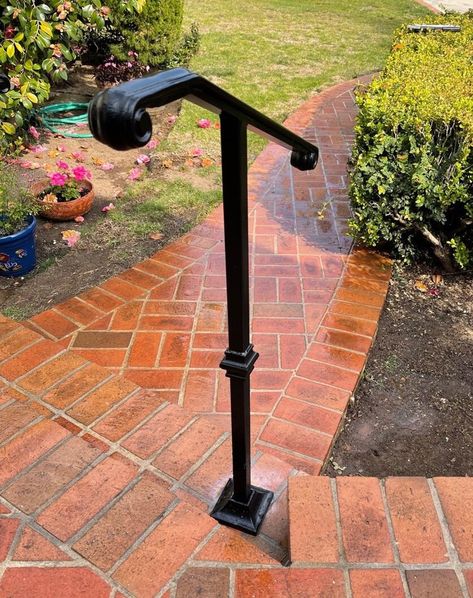 Handrail For One Step, Outdoor Stair Railing Ideas Porch Steps, Step Railing Ideas Outdoor, Metal Stair Railing Outdoor, Outdoor Step Railing Ideas, Iron Handrails Outdoor, Diy Handrails For Stairs Outdoor, Outdoor Handrails For Stairs Front Steps, Front Porch Handrail Ideas