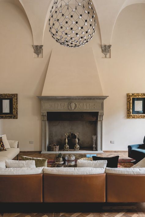 Step into the grand living room of Villa il Gioiello, where high ceilings and a majestic fireplace create a luxurious and inviting atmosphere. This Italian luxury villa combines tradition and modernity in the heart of Tuscany.
#LuxuryLiving #ItalianVilla #InteriorDesign Hotel Fireplace, Grand Living Room, Italy Hotel, Italy Hotels, Italian Villa, Unique Bathroom, High Ceilings, Italian Luxury, Luxury Villa