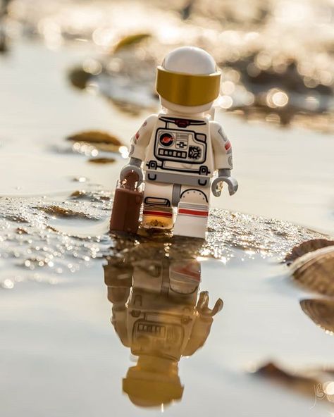 Space walk to work (2018) #TBT #Lego #Space #Water #Sand  I was driving along the coast of Denmark when I randomly decided to stop and walk on the beach. It was sunny and I found plenty of puddles in the sand. Perfect conditions for a picture with reflections and a nice light. But I ended with my shoes wet and a dirty knee, being so low to the ground for the pictures 😂 Lego Minifigures Photography, Toy Photography Ideas, Lego Photography Ideas, Lego Bedroom, Space Walk, Lego Wallpaper, Perspective Photography, Toy Photography, Lego Photo