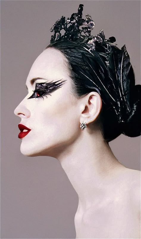 Black Swan Film, Dark Halloween Makeup, Black Swan Makeup, Ballet Makeup, Romeo I Julia, Black Swan Movie, Makeup Zombie, Fantasy Make-up, Black Swan Costume