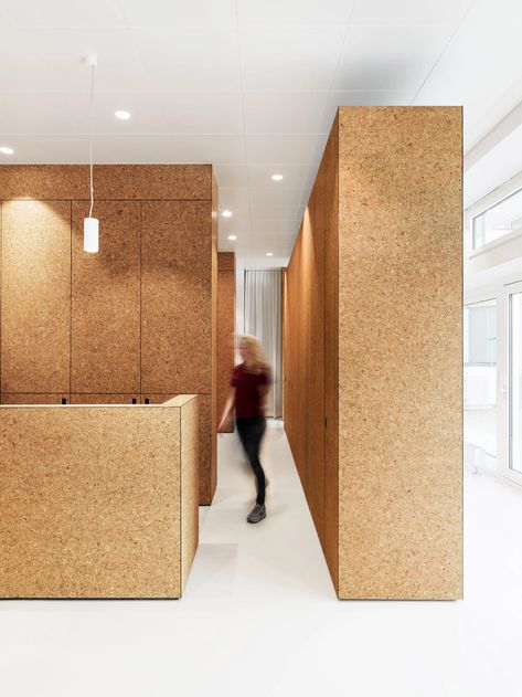 Ten interiors with textured cork-covered walls 1960s Restaurant, Cork Panels, Commercial And Office Architecture, Cladding Materials, Cork Tiles, Cork Wall, Wall Niche, Cork Flooring, Boutique Interior