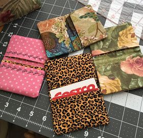 Credit Card Holder Pattern, Card Wallet Pattern, Card Holder Diy, Gift Card Holder Diy, Credit Card Pouch, Pochette Portable, Spool Of Thread, Business Card Wallet, Tote Bag Pattern Free