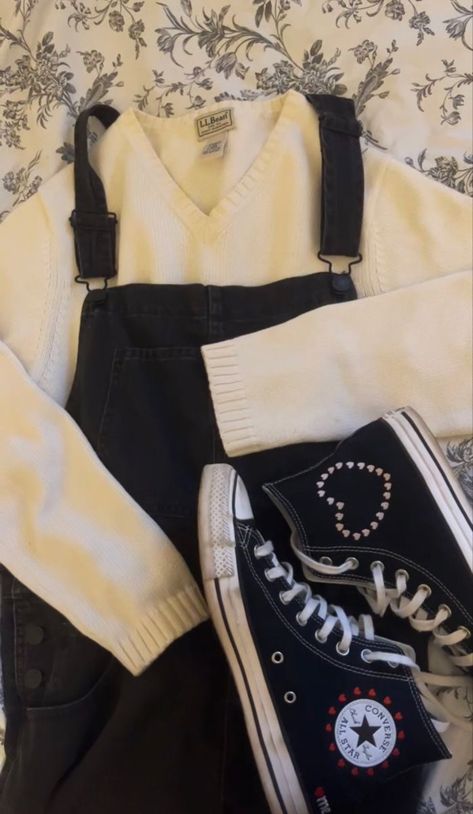 Aesthetic Outfits With Converse, Outfits With Converse Black, Outfits To Wear With White Converse, Heart Aesthetic Outfit, Converse Girl Aesthetic, Heart Converse Outfit, What To Wear With Converse, All Black Converse Outfit, Outfits With Black Converse