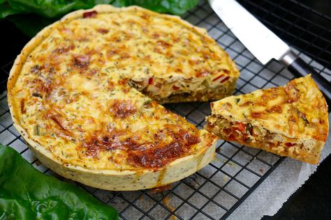 Niveau de difficulté Temps de preparation Portion Imprimer la fiche recette Voici avec le retour des beaux jours, une recette facile de quiche végétarienne aux légumes (j’ai utilisé des blettes et des champignons), avec une visite surprise au jardin de Belleville où je retrouve Agnès avec qui j’ai déjà cuisiné une soupe crémeuse de langoustine. … Vegetable Quiche, Vegetable Pie, Grated Cheese, Milk Recipes, Latest Recipe, Budget Meals, Cheese Pizza, Savoury Food, Food Videos