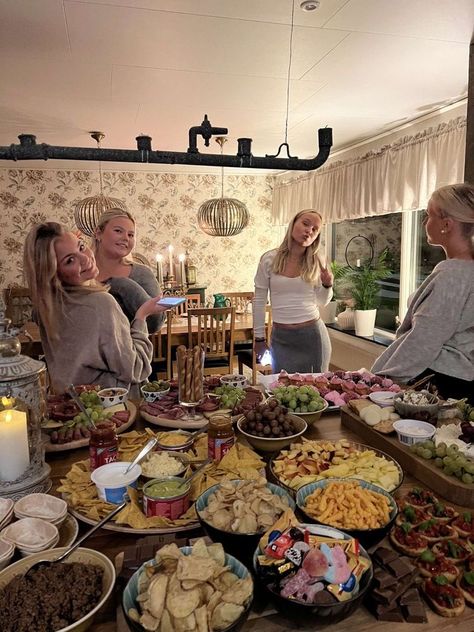 Friends Dinner, Pretty Vibes, Art Pretty, Night Friends, Dinner Night, Meals Healthy, Girl Dinner, Foto Tips, Summer Dinner