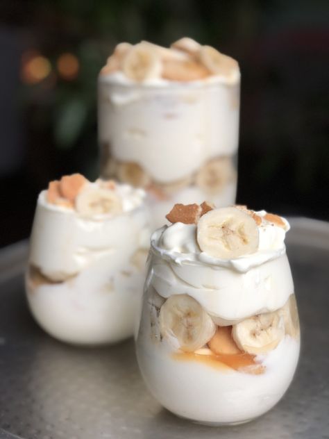 This decadent banana pudding is perfectly sweet and creamy, featuring bourbon combined with sweetened condensed milk, heavy whipping cream and instant vanilla pudding. Bourbon Banana Pudding, Banana Pudding Desserts, Trifle Pudding, Magnolia Bakery, Trifle Dish, Boozy Desserts, Mommy Time, Habanero Peppers, Black Food